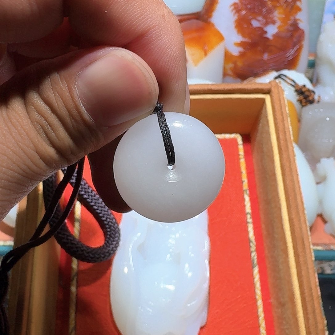 未镶嵌透闪石质玉挂件波*