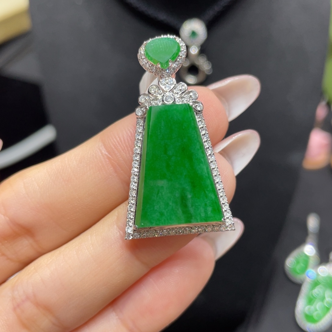 翡翠颈饰18K金镶嵌天然缅甸翡翠a货