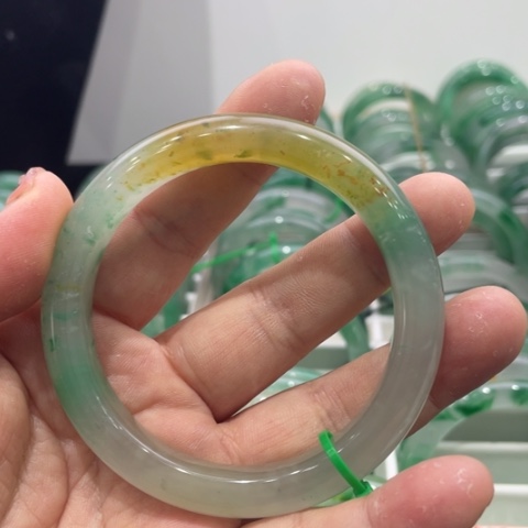 石英质玉手镯未镶嵌上****娘