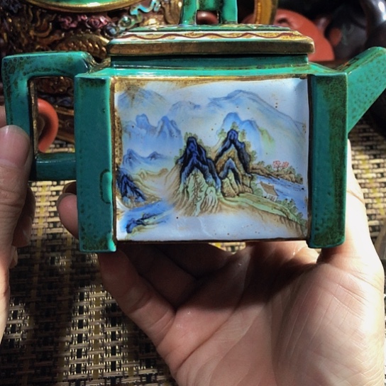 紫砂茶壶原矿泥料手工制作的紫砂壶。