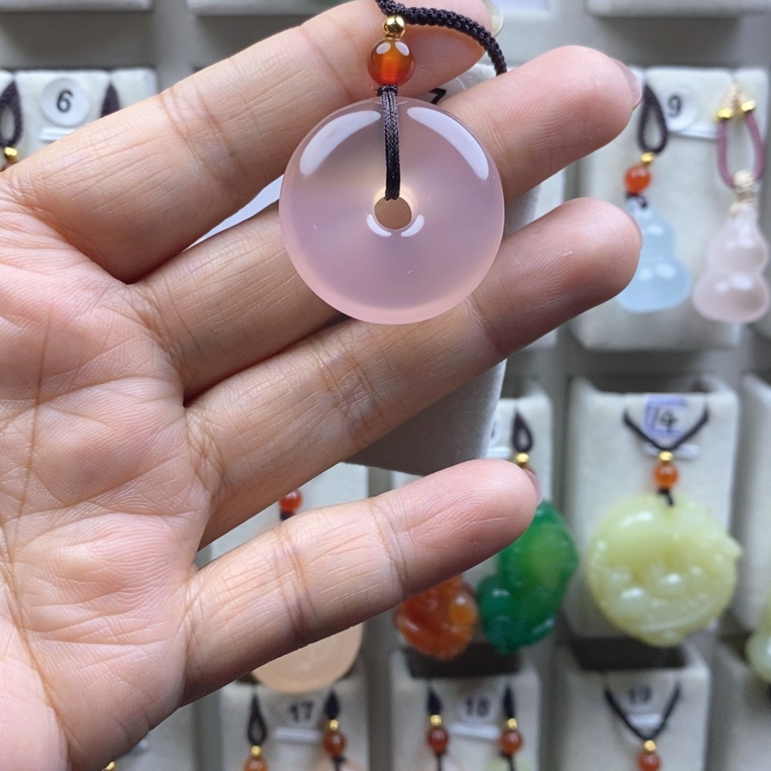 颈饰未镶嵌石英质玉（金丝玉）似**年