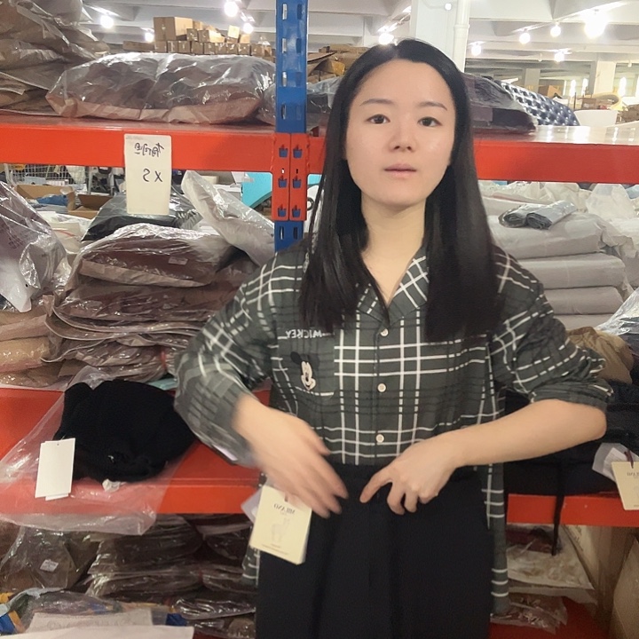 黑色羊裤子。  l135斤