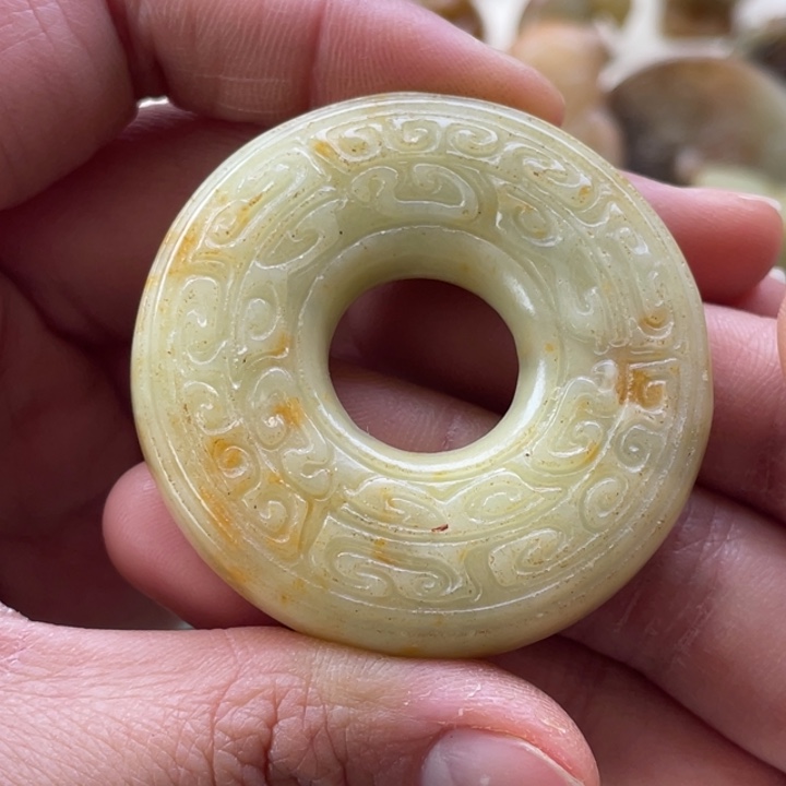 蛇纹石玉颈饰未镶嵌