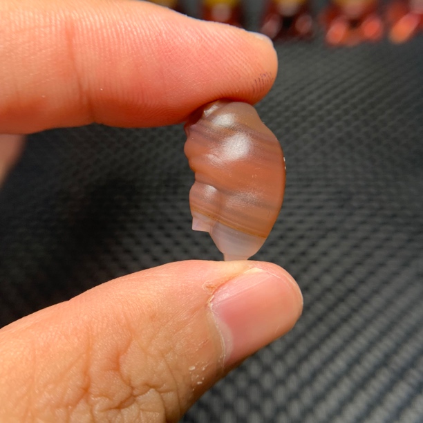 玛瑙吊坠小猪蹄抓米坠25×15mm尺寸