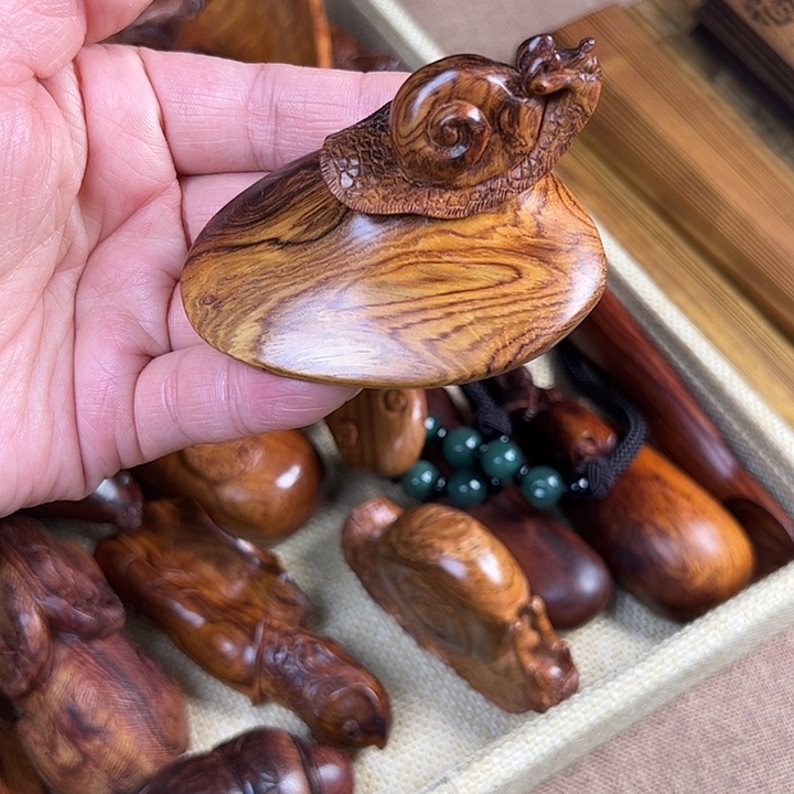 黄花梨/降香黄檀海南黄花梨木蜗牛安居乐业手把件长7厘米