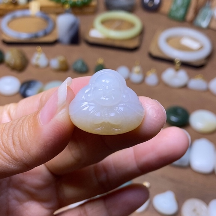 和田玉（糖玉）未镶嵌颈饰糖白抱抱佛