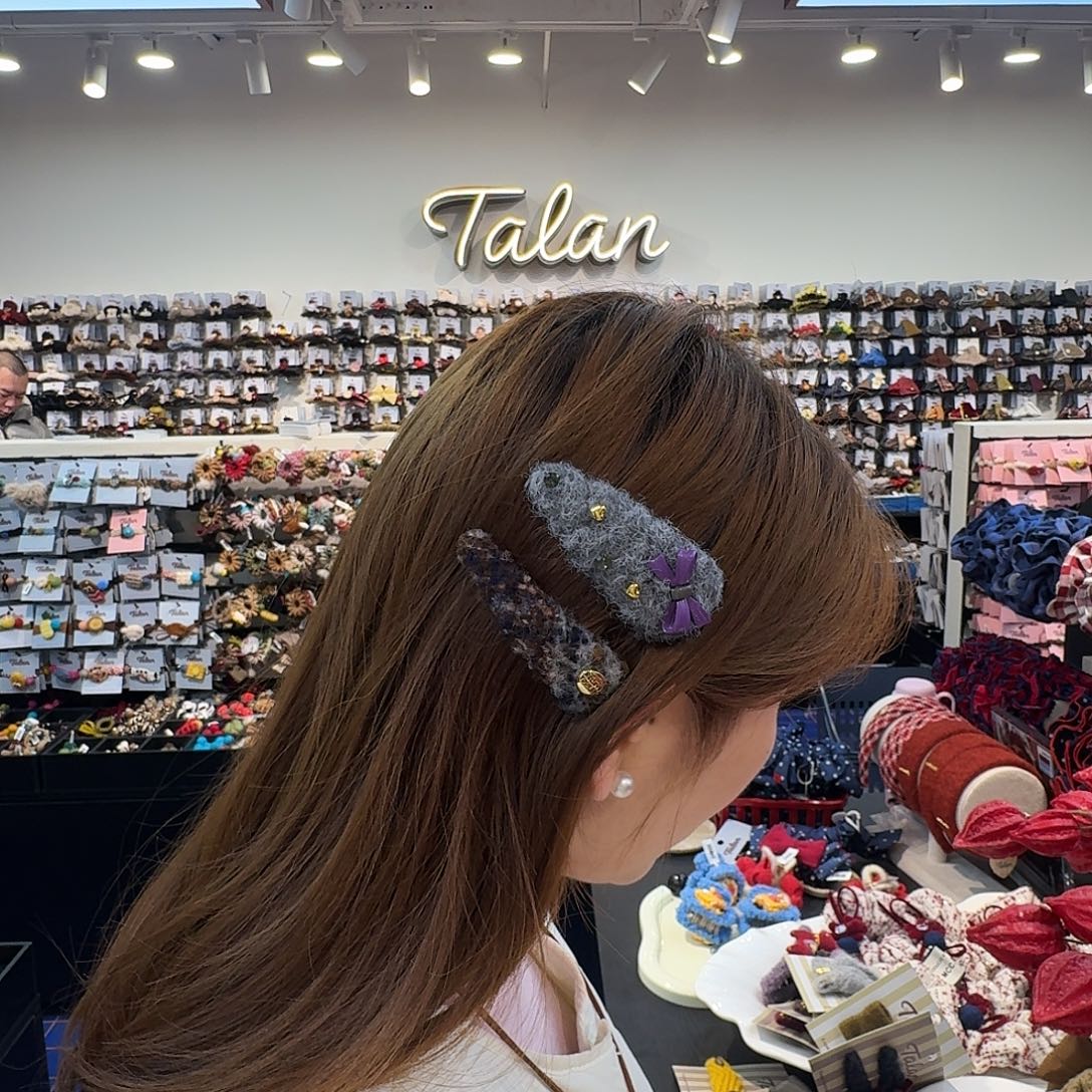 非金属灰色拜拜夹紫色蝴蝶结