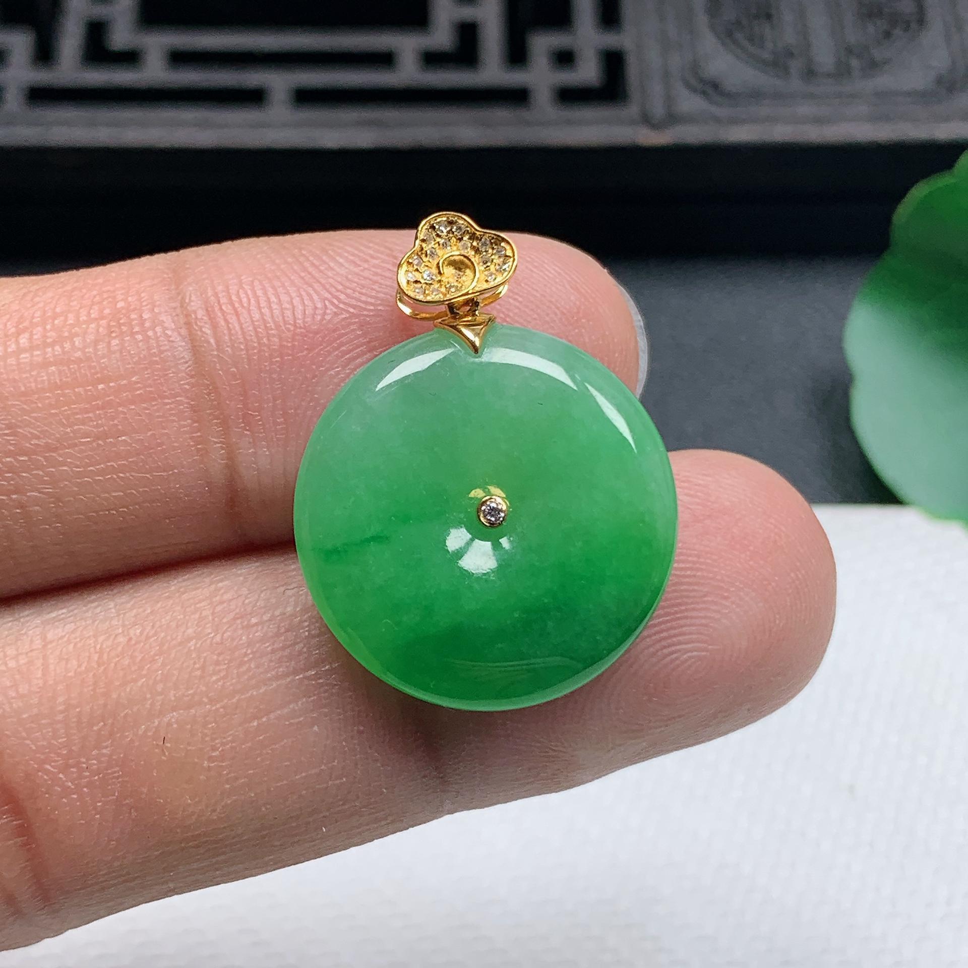 缅甸天然翡翠A货18K金镶嵌精美飘绿平安扣吊坠尺寸20.7*4.3mm
