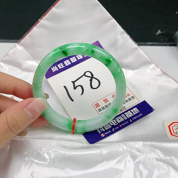 翡翠手镯未镶嵌翡翠