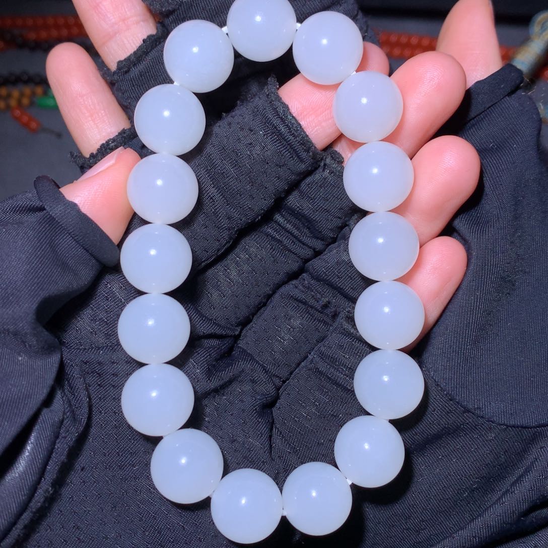 和田玉颈饰未镶嵌西****?