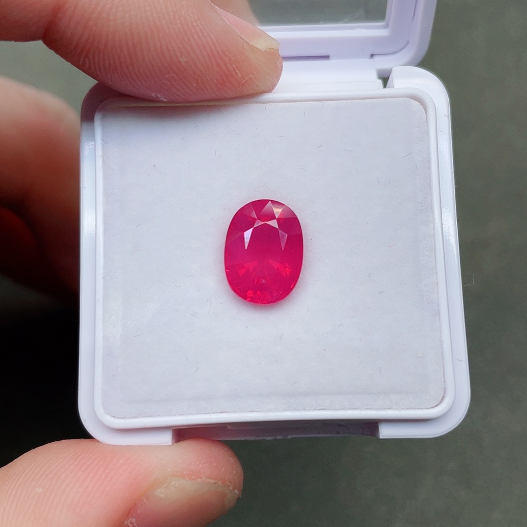 尖晶石裸石未镶嵌4.39克拉无烧马亨盖超级莲花色吉尔德证书