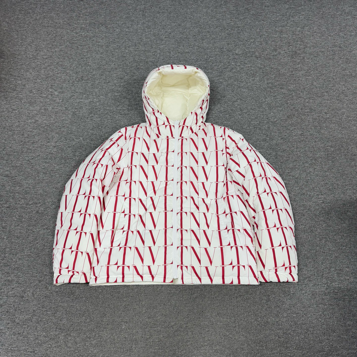 99新 Valentino/华伦天奴 红色字母满印双面穿连帽羽绒服 54码 