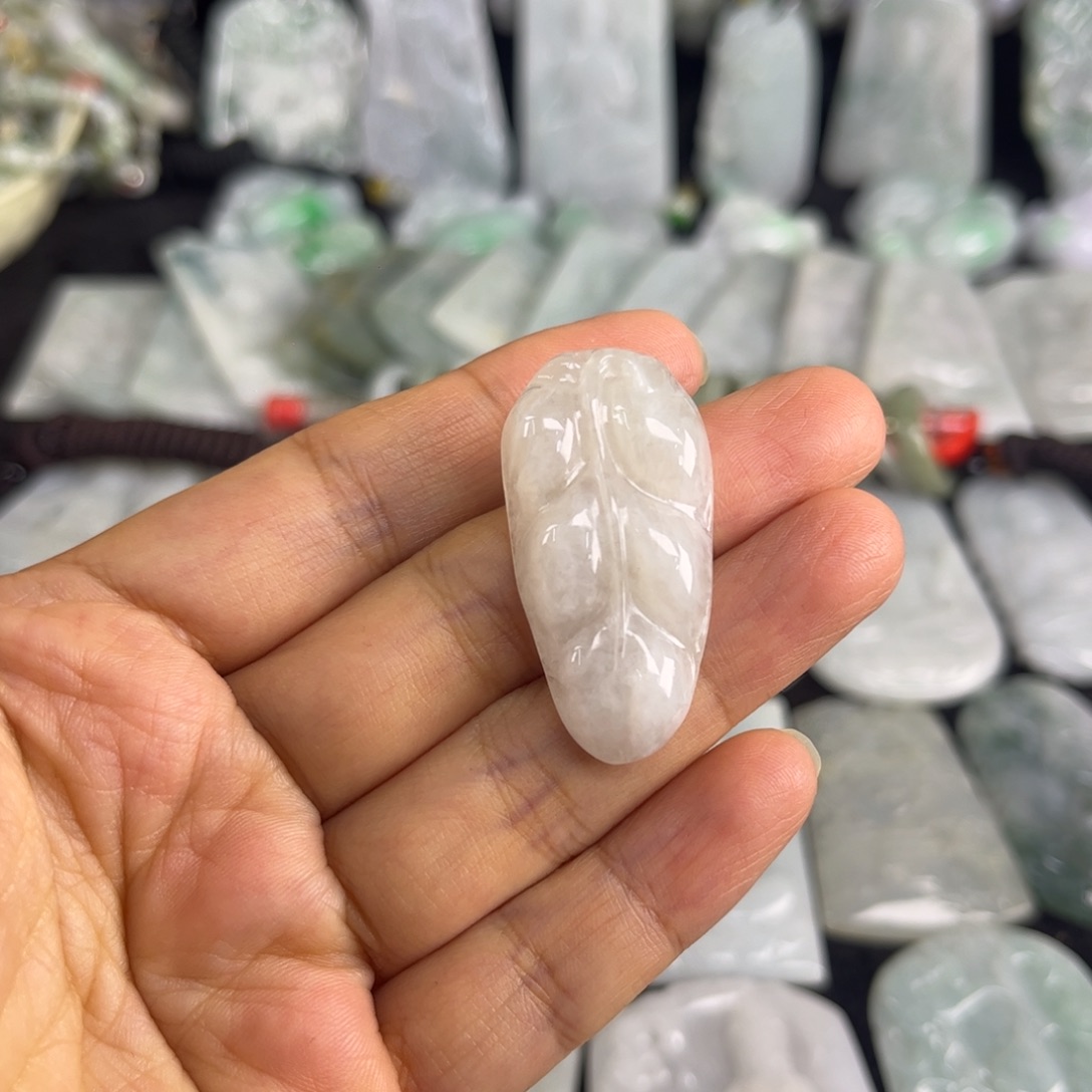 翡翠未镶嵌吊坠(赠链)