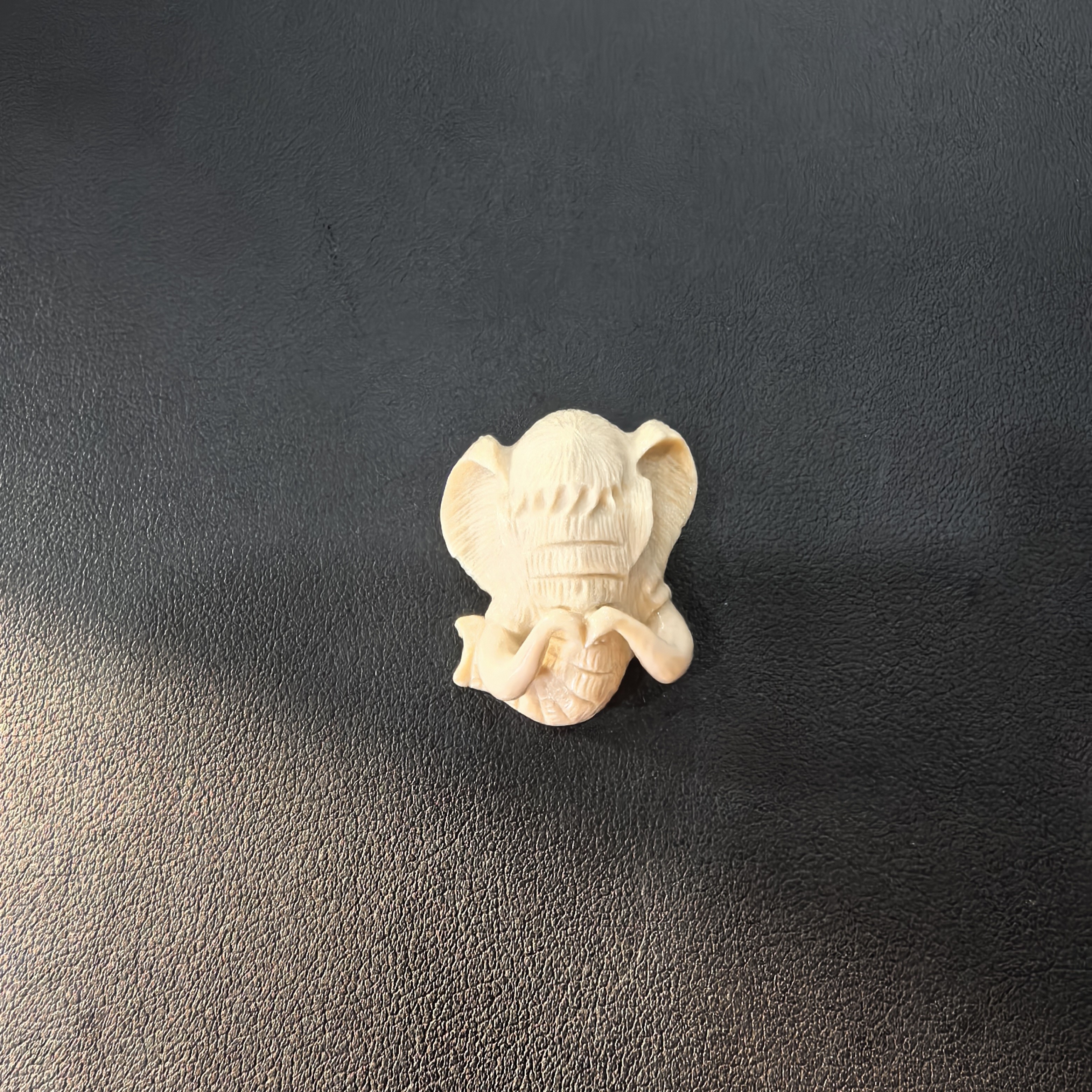 猛犸约5.8克雕刻件ZL4330