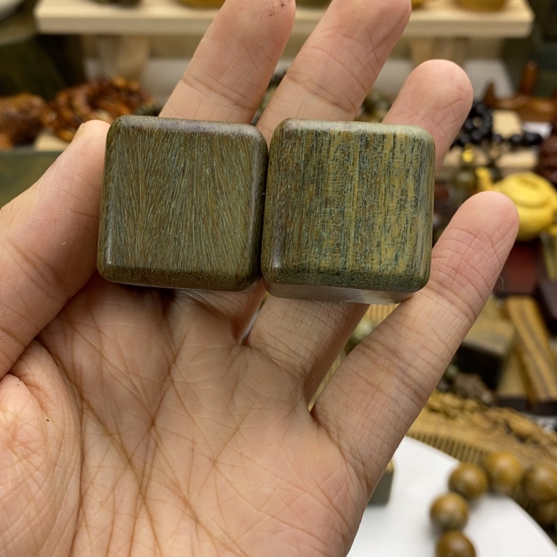 T***r木绿檀木料手把件