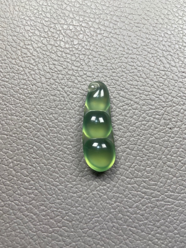 天然岫玉四季豆吊坠长35mm宽11mm厚度7mm克重3.5克