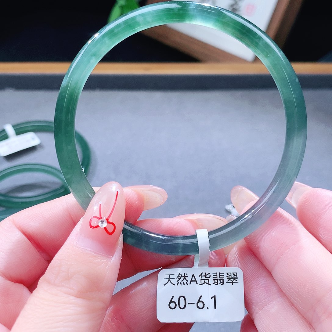 翡翠未镶嵌手镯（圆镯）
