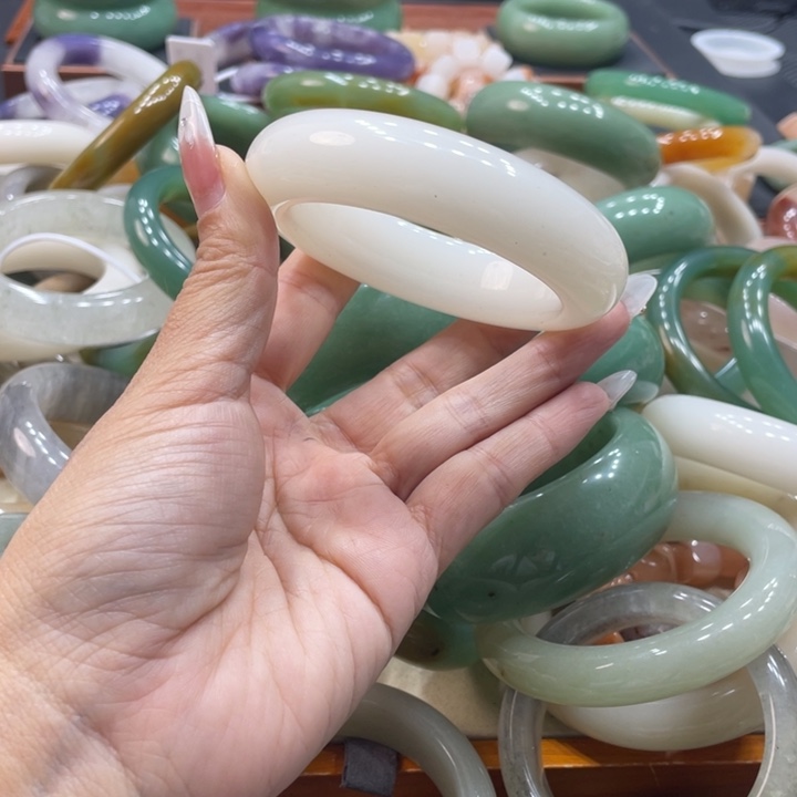 好***莲石英质玉未镶嵌珠宝奇石