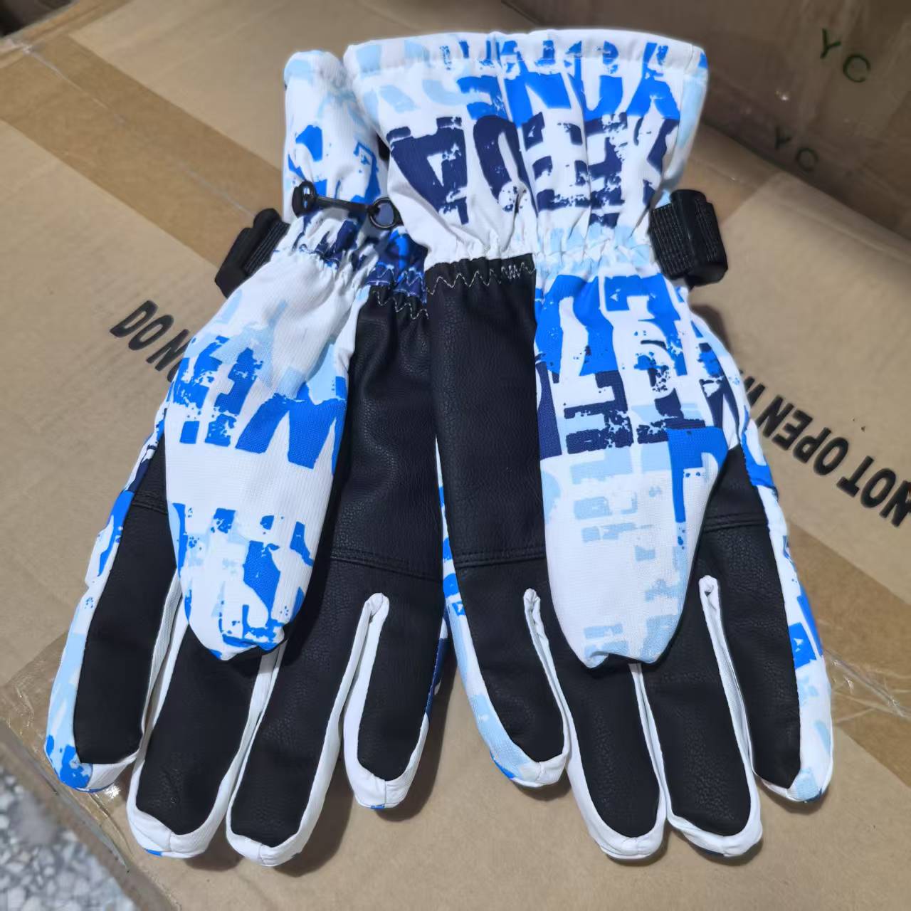 蓝白字母款户外手套，尺码可选