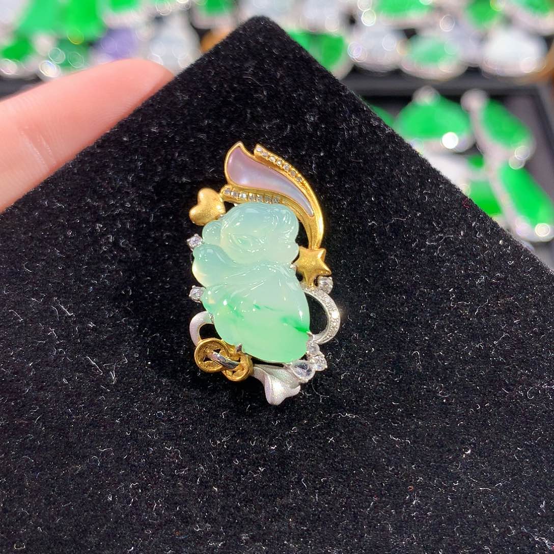 翡翠18K金镶嵌颈饰