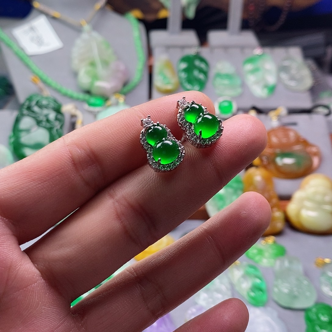 翡翠未镶嵌吊坠(赠链)