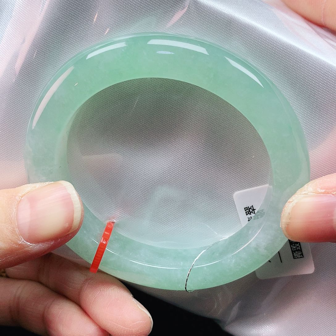 翡翠手镯未镶嵌51贵