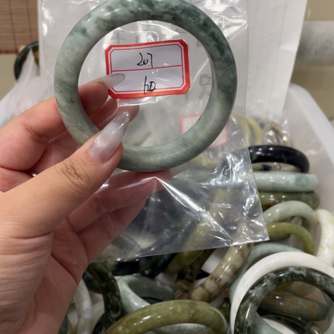 蛇纹石玉未镶嵌手镯