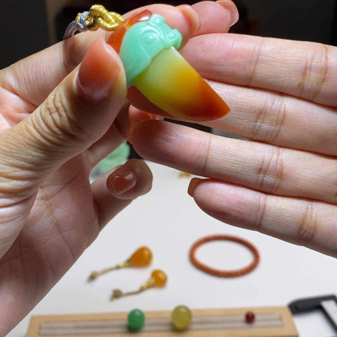 三***鸢石英质玉（缅黄）未镶嵌颈饰