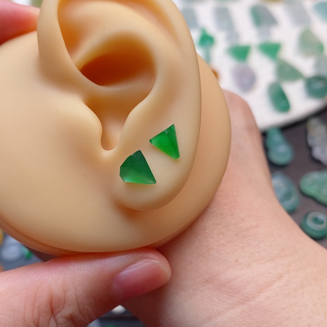 定制翡翠未镶嵌耳钉