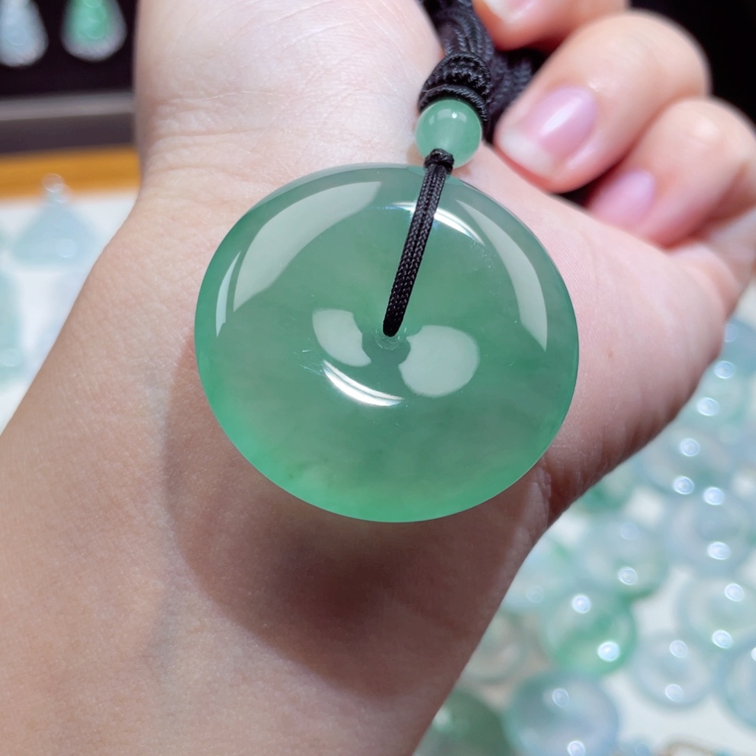 颈饰未镶嵌翡翠平安扣