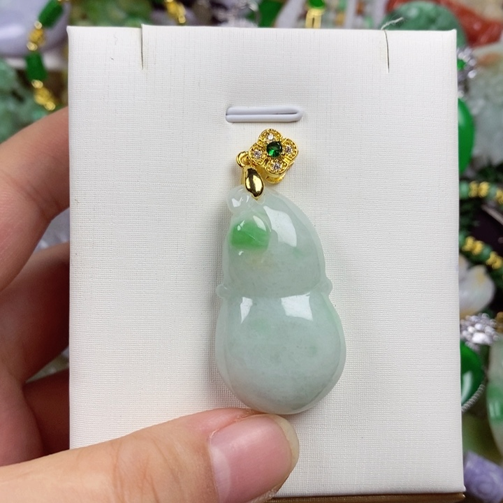 翡翠未镶嵌吊坠(赠链)