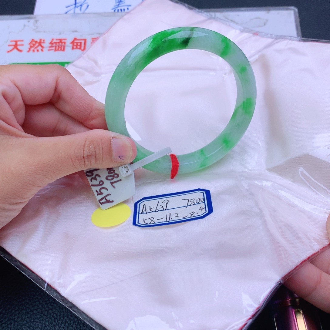 翡翠手镯未镶嵌翡翠