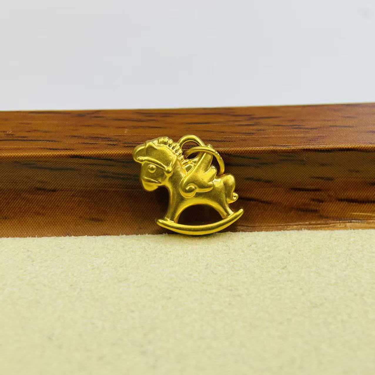 新金社黄金足金999飞天木马吊坠DP2535