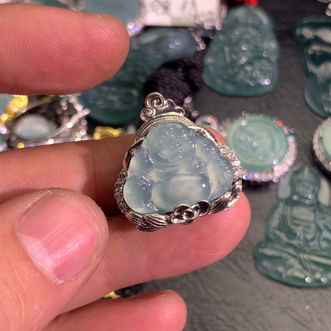 翡翠颈饰未镶嵌佛公