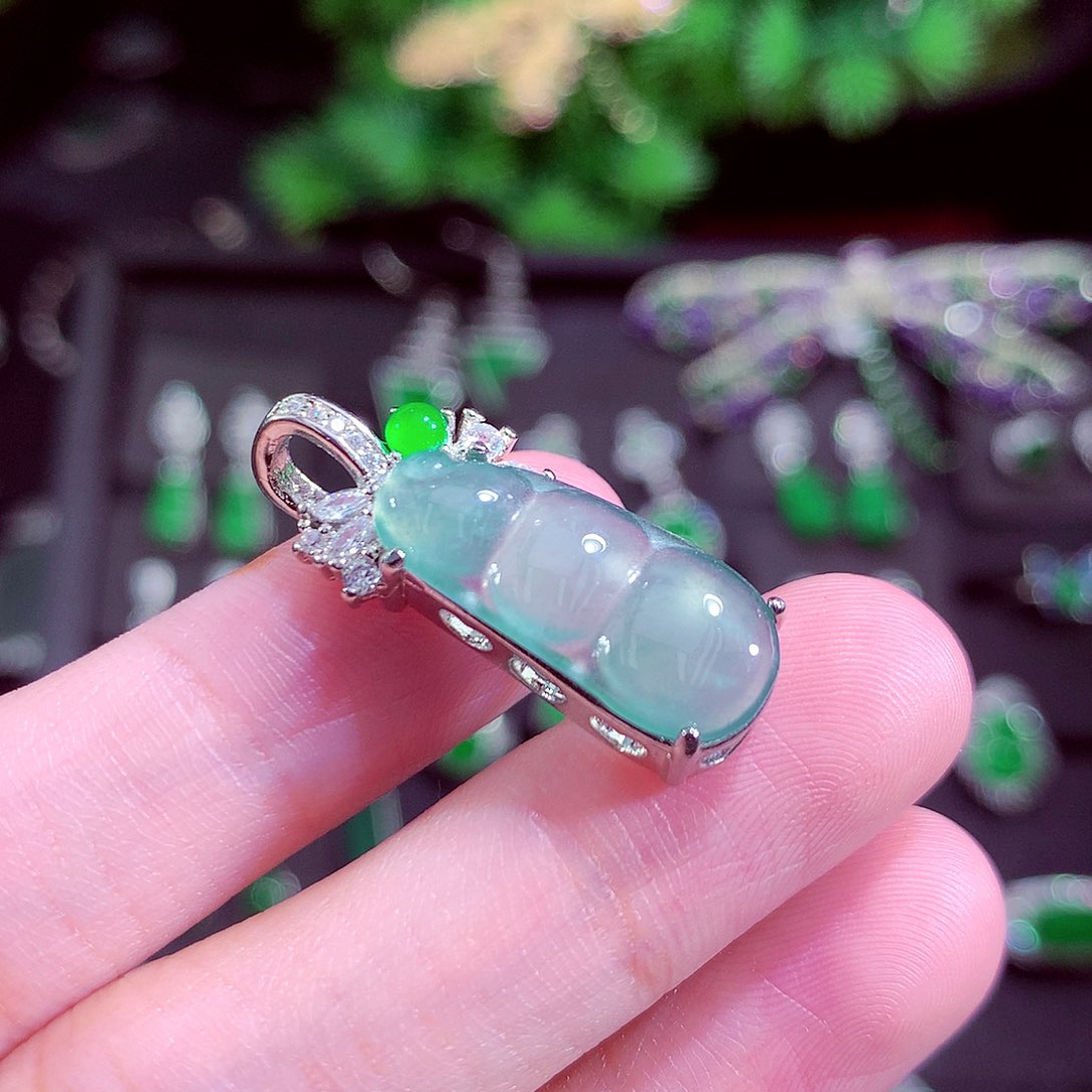 颈饰未镶嵌翡翠天然