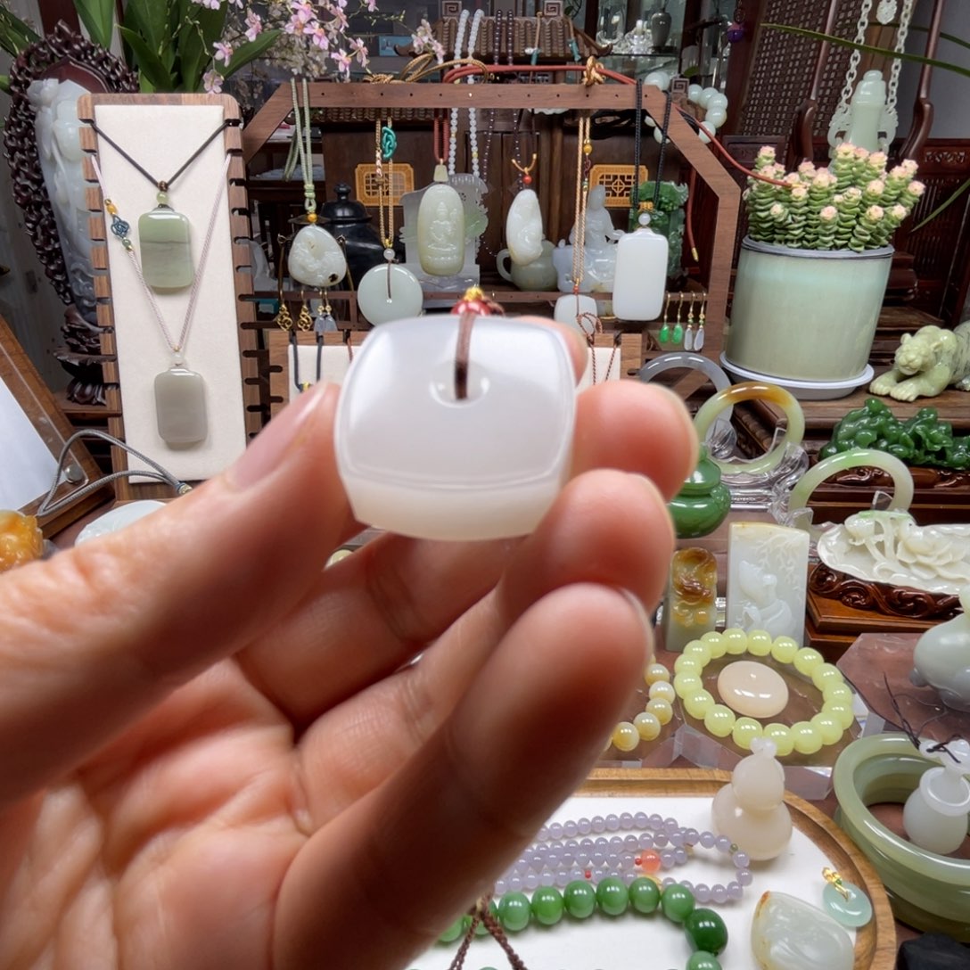 哼***唧和田玉未镶嵌挂件