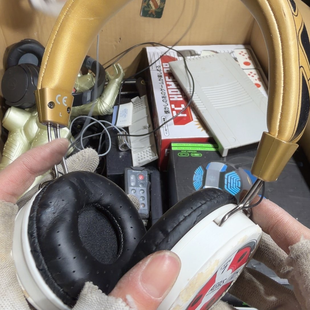 未拆封中古商品，瑕疵品，不保好坏。