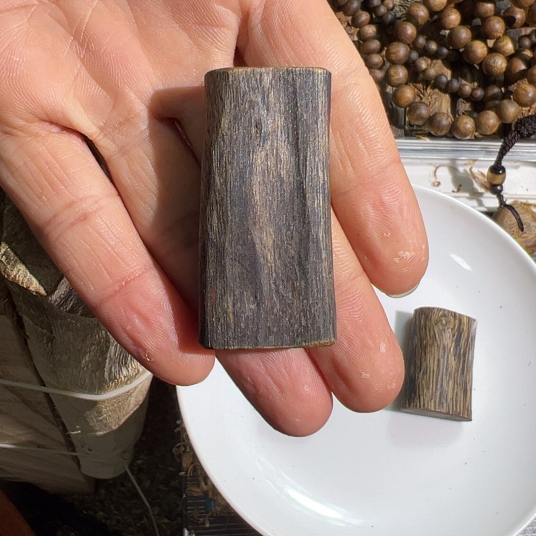 沉香吊坠V*绿奇楠吊坠10.6克