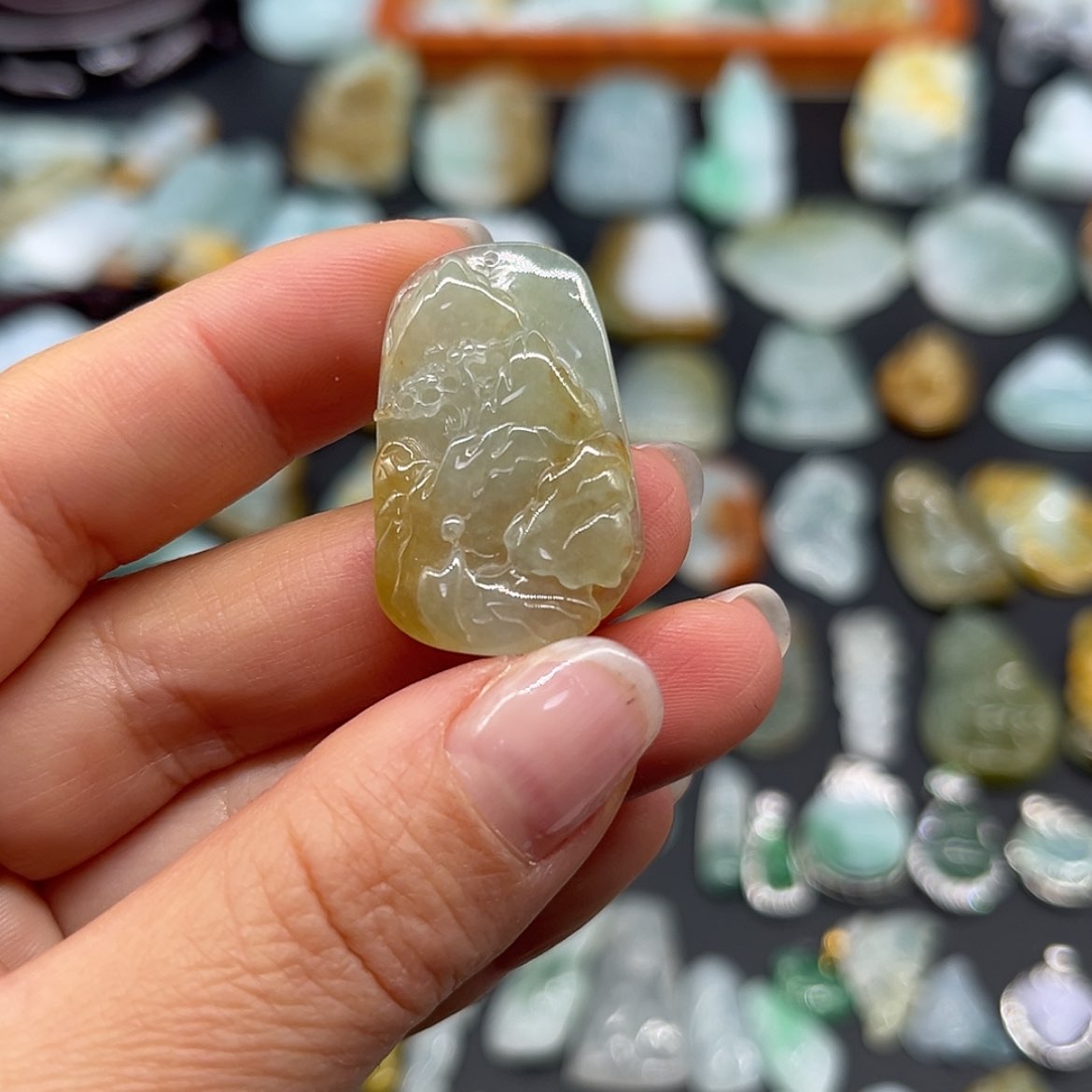 【闪购商品】翡翠颈饰未镶嵌山水