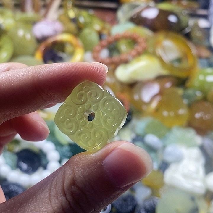 蛇纹石玉未镶嵌颈饰