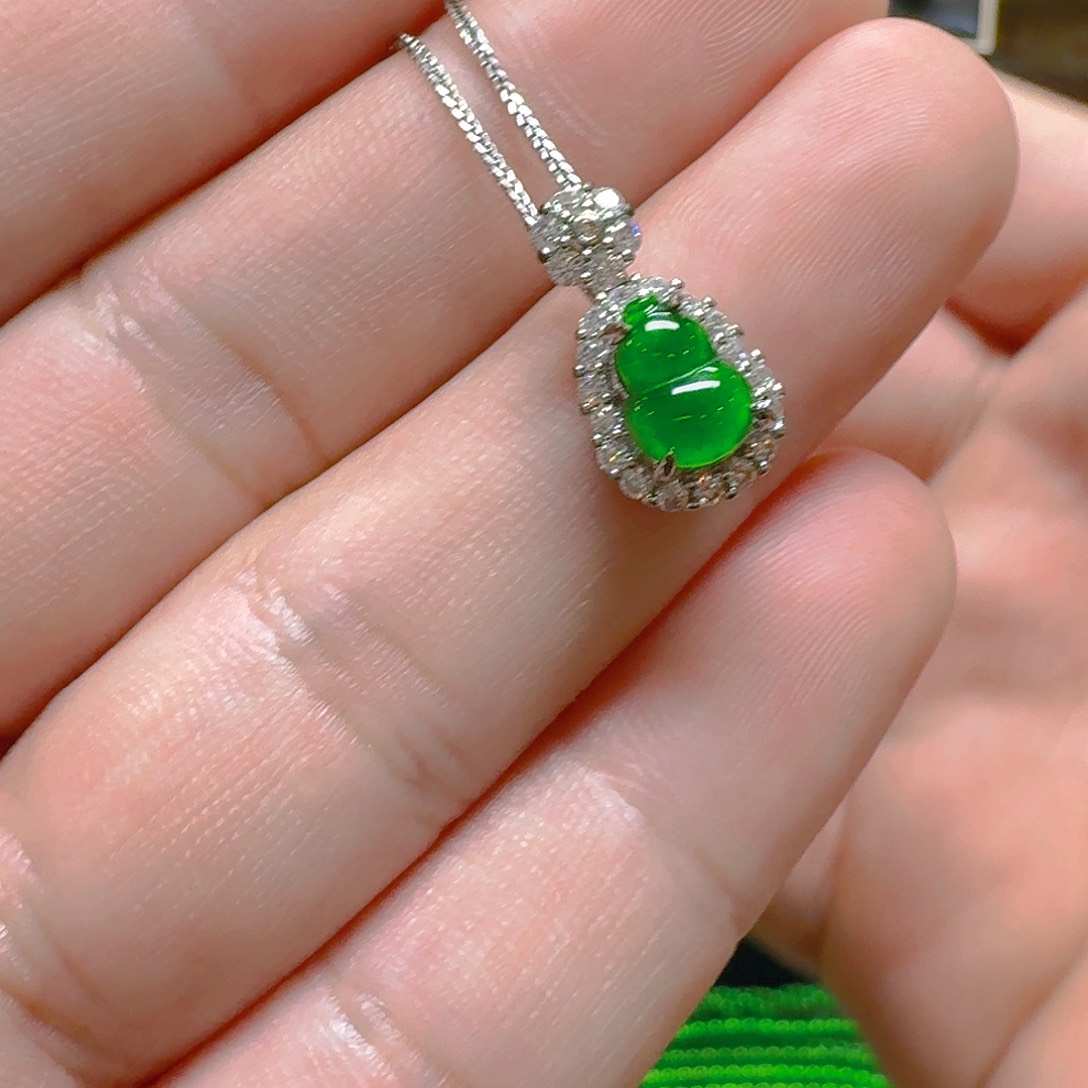 翡翠吊坠(赠链)未镶嵌