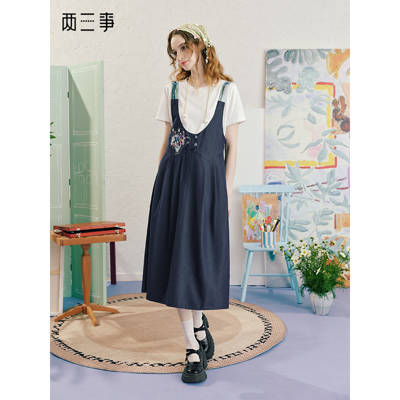 两三事 牧云摇苏 2025夏季新款复古贴布绣印花背带牛仔连衣裙