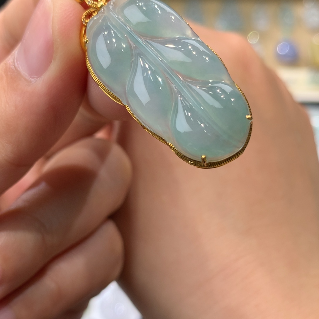 翡翠吊坠(不含链)18K金镶嵌叶子