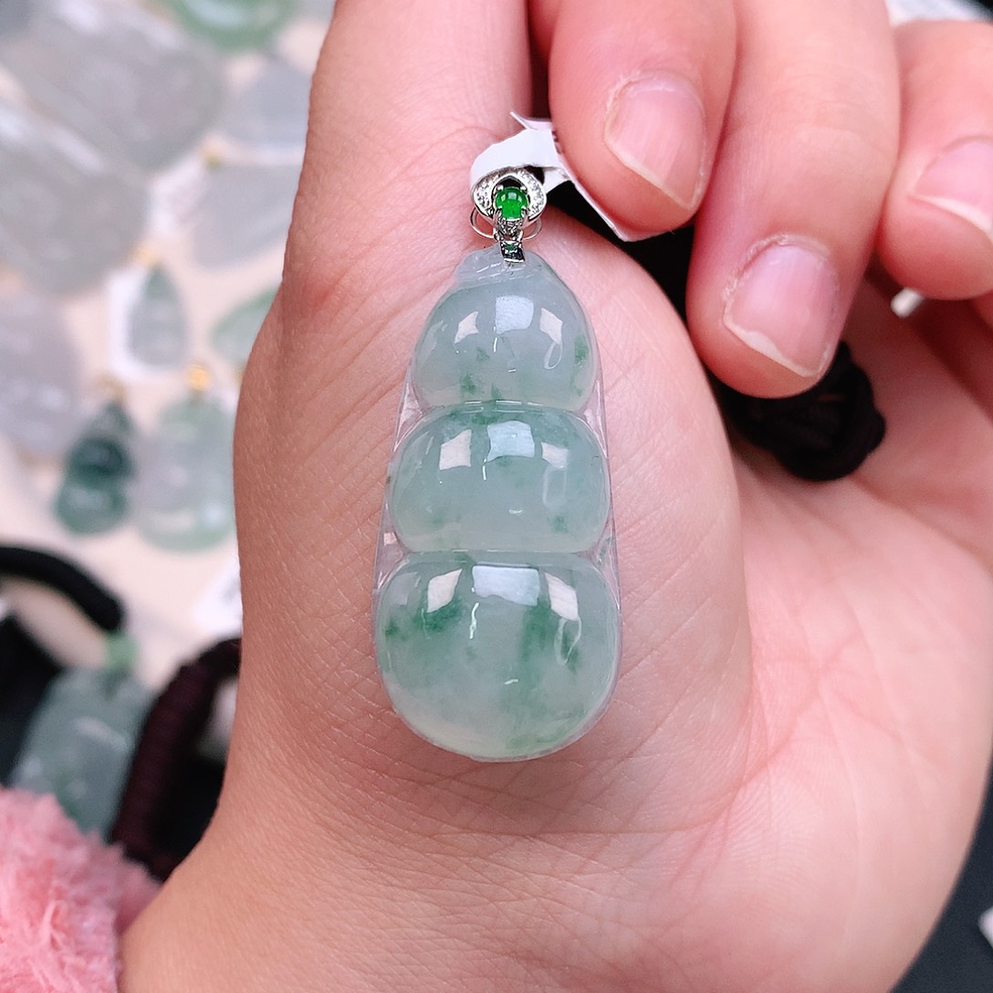 翡翠颈饰18K金镶嵌冰胶飘绿大豆子