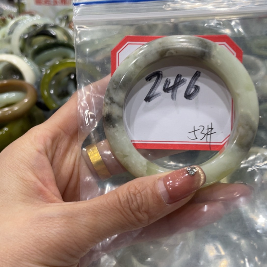 蛇纹石玉手镯未镶嵌