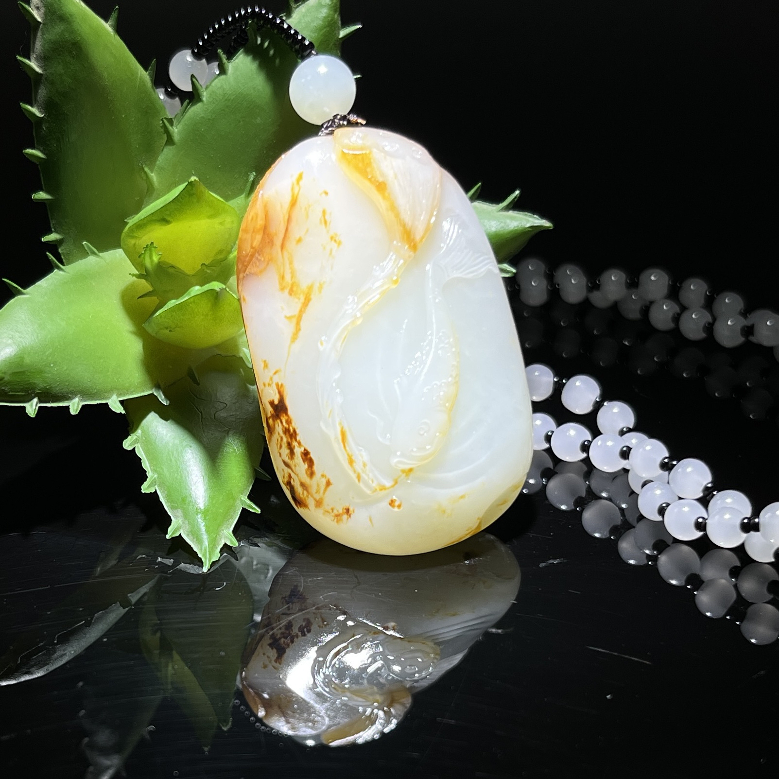 和田玉籽料白玉黄沁《连年有余》挂件56×37×18mm