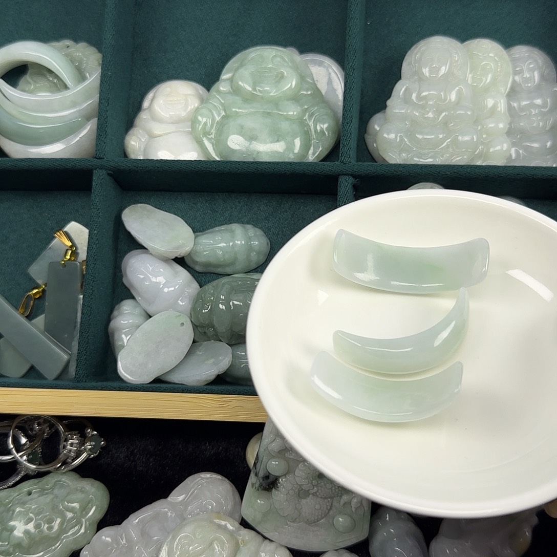 心***量翡翠未镶嵌颈饰翡翠授牌捡漏