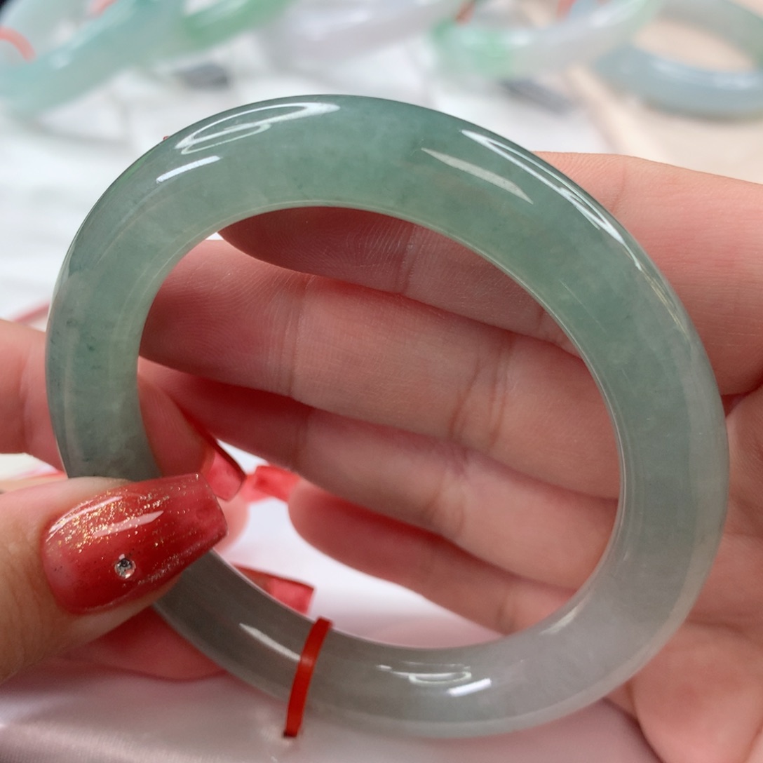 翡翠手镯未镶嵌52.8渐变绿冰透透