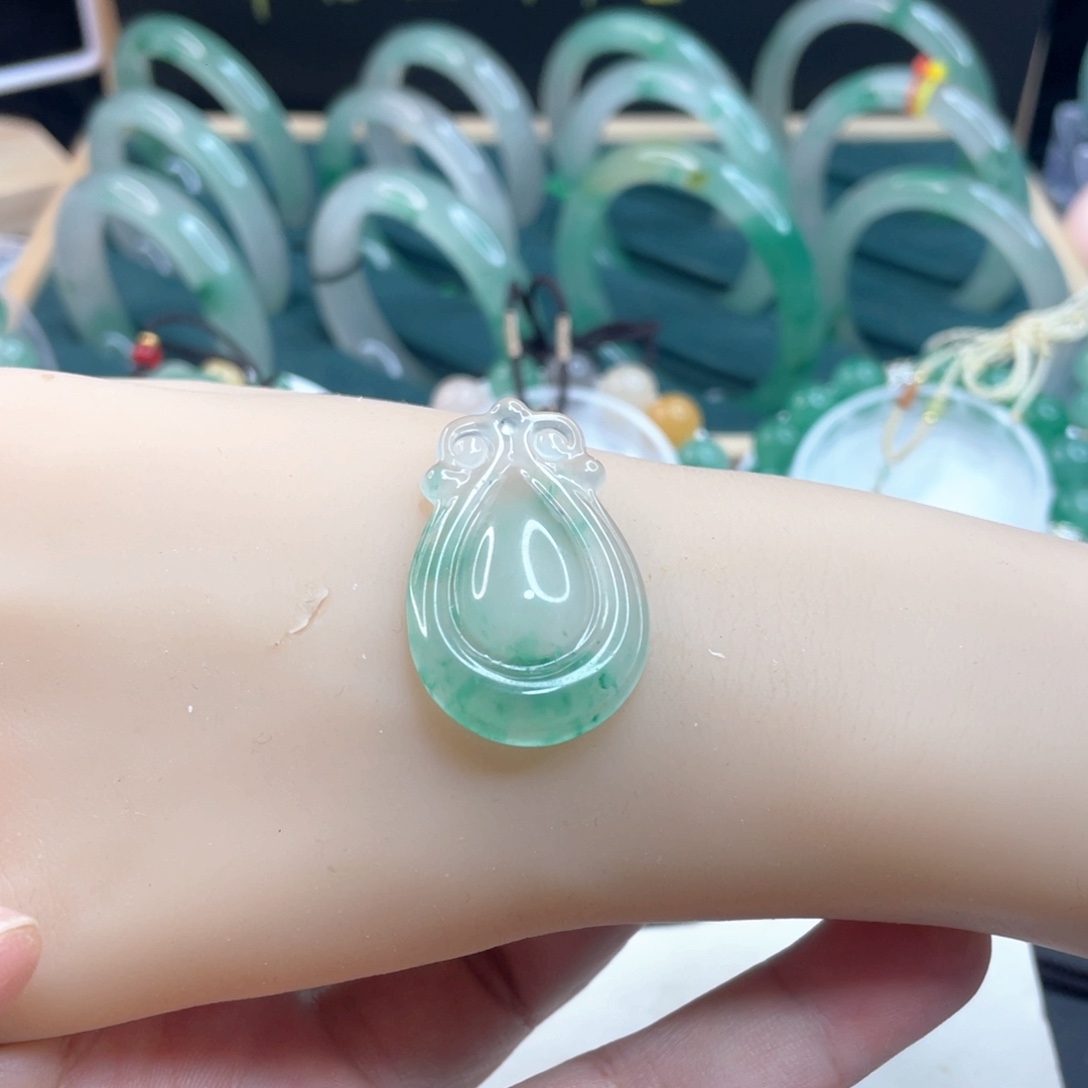 石英质玉未镶嵌颈饰