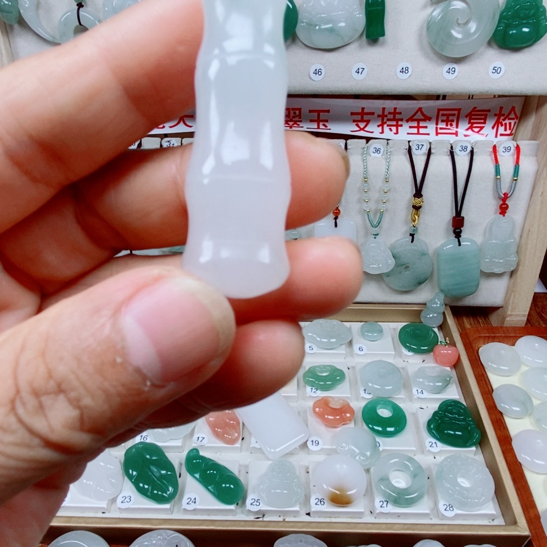石英质玉（天山翠）未镶嵌颈饰